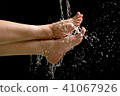 Woman's foots with water splash 41067926