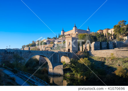 Toledo Alcantara bridge and townscape 41070696