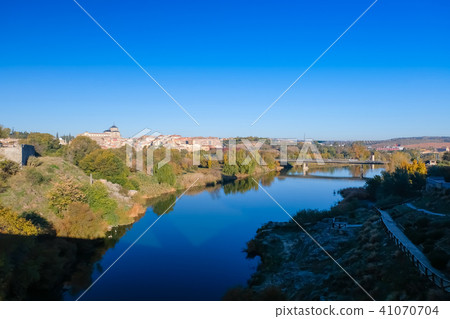Toledo Tahoe River and the northern side of the old city area (from the Alcantara bridge) Toledo Tahoe River and the northern side of the old city area (from the Alcantara bridge) 41070704