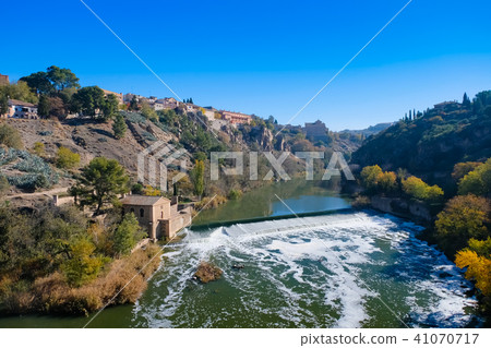 塔霍河和托萊多聖馬丁橋的城市景觀 41070717