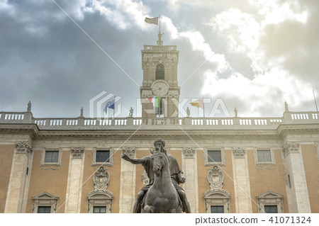the bronze equestrian statue of Marco Aurelio  41071324