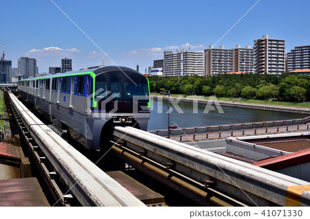 Tokyo monorail arriving at Oi Racecourse Station Tokyo monorail arriving at Oi Racecourse Station 41071330