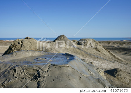 阿塞拜疆的Gobbastan國家自然保護區的泥火山 41071673