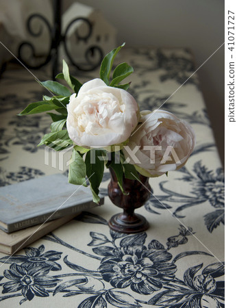 Flower arrangement of peonies of classical room 41071727