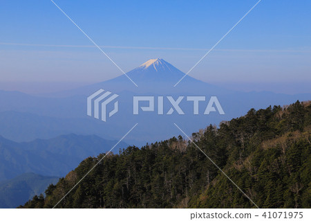 從Oku Chichibu主菜看到的富士山〜在Yugosaka Pass的Kobu Myoshigake-dake 從Oku Chichibu主菜看到的富士山〜在Yugosaka Pass的Kobu Myoshigake-dake 41071975