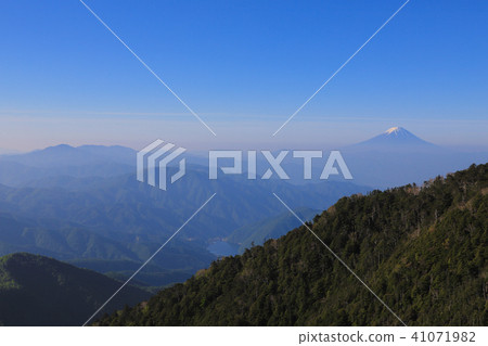 從Oku Chichibu主菜看到的富士山〜在Yugosaka Pass的Kobu Myoshigake-dake 從Oku Chichibu主菜看到的富士山〜在Yugosaka Pass的Kobu Myoshigake-dake 41071982