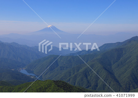 從Oku Chichibu主菜看到的富士山〜在Yugosaka Pass的Kobu Myoshigake-dake 從Oku Chichibu主菜看到的富士山〜在Yugosaka Pass的Kobu Myoshigake-dake 41071999