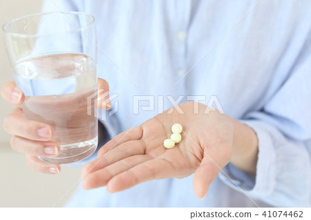 A woman who is not good at drugs 41074462