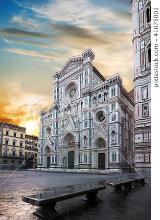 Facade of famous basilica 41075001