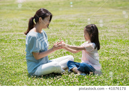 Happy mom and daughter 41076178