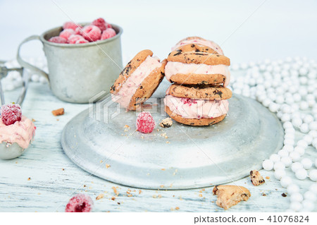Ice cream sandwiches with strawberry.  41076824