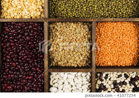 Assortment of beans (red lentil, green lentil) 41077254