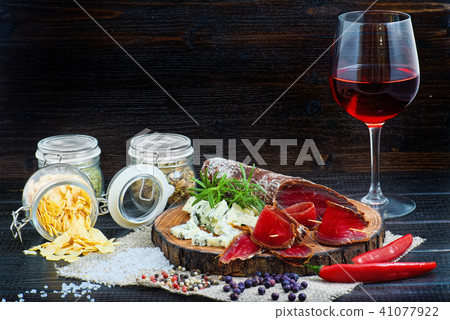 Sliced cured bresaola with spices  41077922