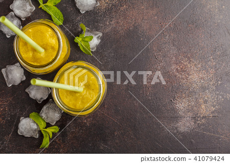 Green vegetable detox smoothies in a jar 41079424