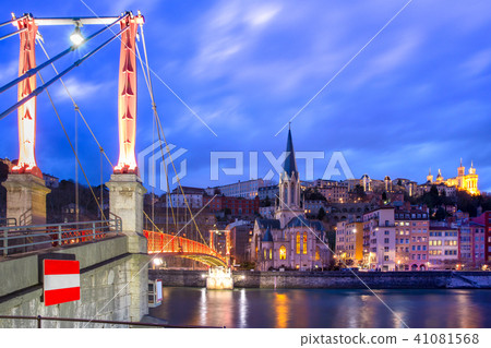 Night old town of Lyon, France Night old town of Lyon, France 41081568