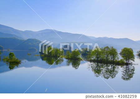 Late Akimoto in early summer (Fukushima Prefecture · Ura Bandai) Late Akimoto in early summer (Fukushima Prefecture · Ura Bandai) 41082259