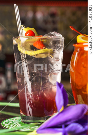 cocktails in the bar 41083923