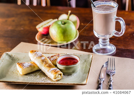 pancakes with apple 41084067