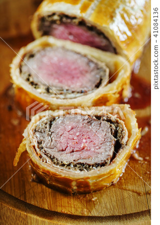 Beef Wellington 41084136