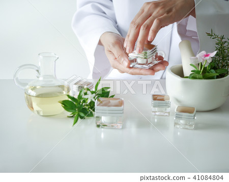 the scientist,dermatologist testing the natural the scientist,dermatologist testing the natural 41084804