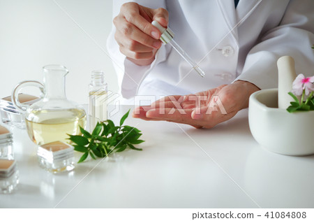 the scientist,dermatologist testing the natural the scientist,dermatologist testing the natural 41084808