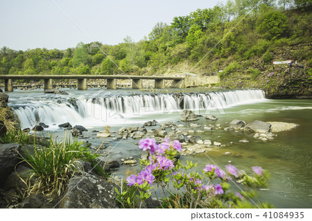 A straight waterfall A straight waterfall 41084935