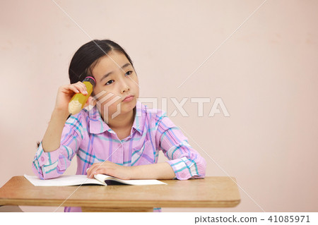 我的女兒在周末和爸爸一起學習 我的女兒在周末和爸爸一起學習 41085971