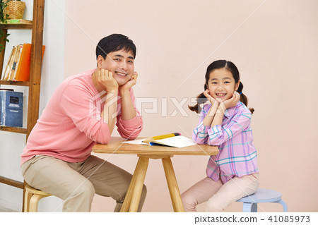 我的女兒在周末和爸爸一起學習 41085973