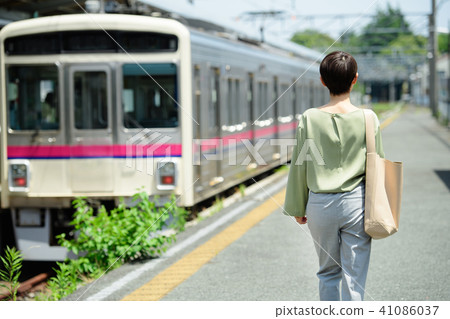Middle female travel train station tourist image shooting cooperation: Keio Electric Railway Co., Ltd. Middle female travel train station tourist image shooting cooperation: Keio Electric Railway Co., Ltd. 41086037