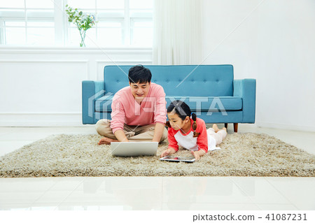 爸爸度假在筆記本電腦上與客廳沙發與女兒 41087231