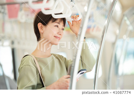 Commercial woman train commuting photography cooperation: Keio Electric Railway Co., Ltd. 41087774