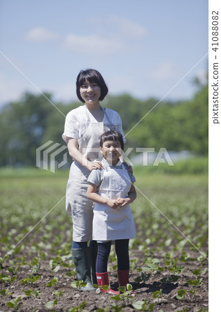 父母和孩子在野外工作 41088082