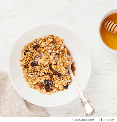 Top view of bowl with granola. 41089096