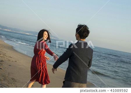 Couple coast 41089592