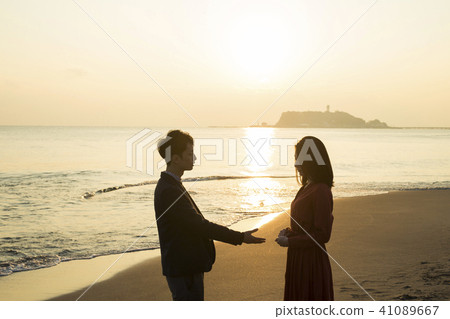 Couple coast 41089667