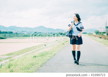 穿制服佩帶的河床的高中學生 41090723