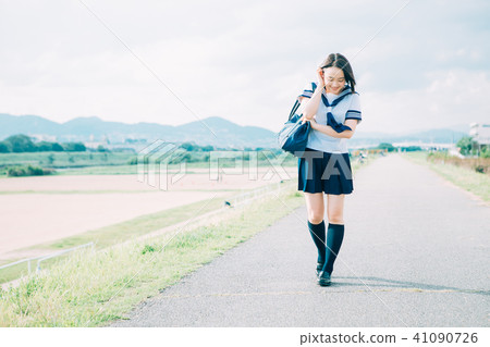 穿制服佩帶的河床的高中學生 41090726