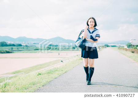 穿制服佩帶的河床的高中學生 41090727