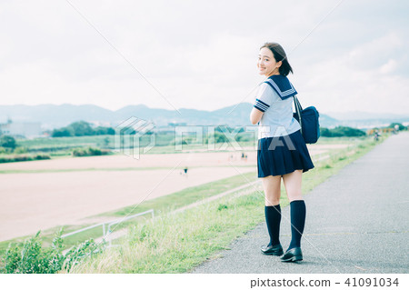 穿制服佩帶的河床的高中學生 41091034