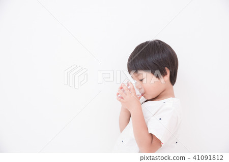 與杯子的男孩飲用水 41091812