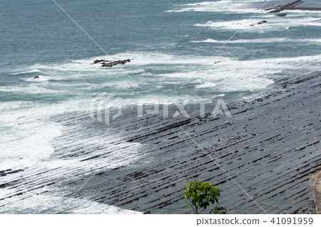 White waves pushing the Qingdao coast 4 41091959