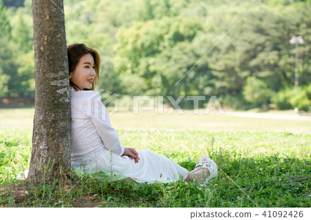 Taking a rest below tree with a sunny day Taking a rest below tree with a sunny day 41092426