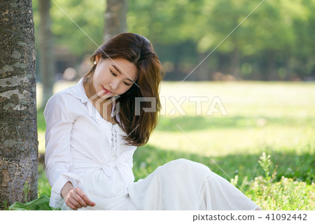 Taking a rest below tree with a sunny day 41092442