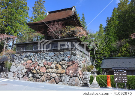 高野山的春天風景，高貴的神殿·6點的鐘聲/世界文化遺產/百平成100 41092970