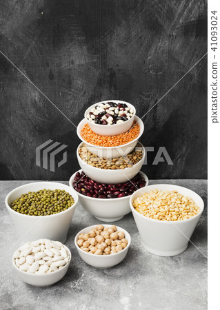 Assortment of beans (red lentil, green lentil) Assortment of beans (red lentil, green lentil) 41093024