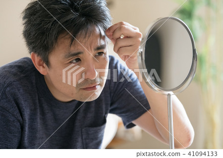 關心鏡子的灰白頭髮的中年男人 關心鏡子的灰白頭髮的中年男人 41094133