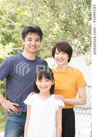 三個小學孩子家庭畫象 三個小學孩子家庭畫象 41094193