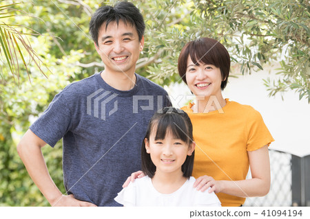 三個小學孩子家庭畫象 41094194