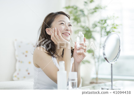 年輕的女士護膚 41094438
