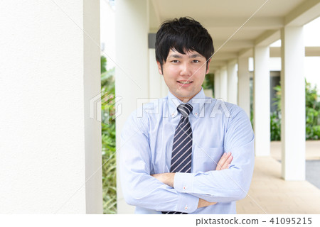 smiling businessman smiling businessman 41095215